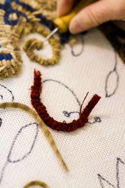 detail výšivky na plátne